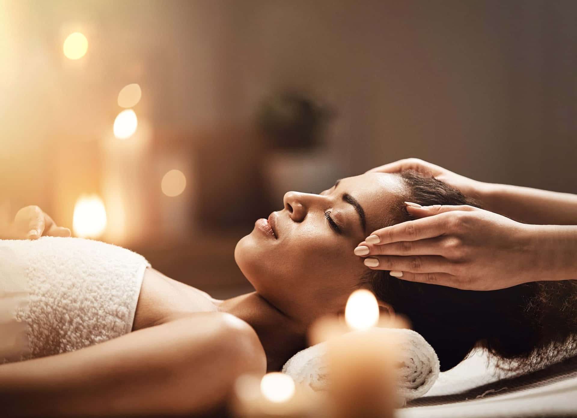 Massagem Tântrica: Toque e Sensualidade Mulher desfrutando massagem tântrica, despertando a sensualidade