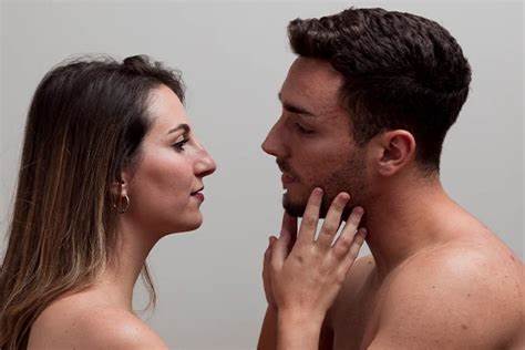 Massagem Erótica: Prazer Compartilhado Casal em momento íntimo de massagem erótica, prazer e conexão